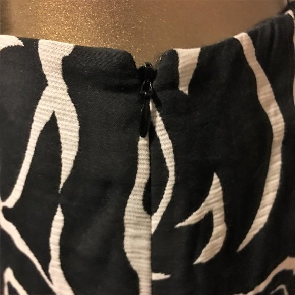 ANN TAYLOR Graphic Rose Pattern Pencil Skirt - Picture 4 of 7